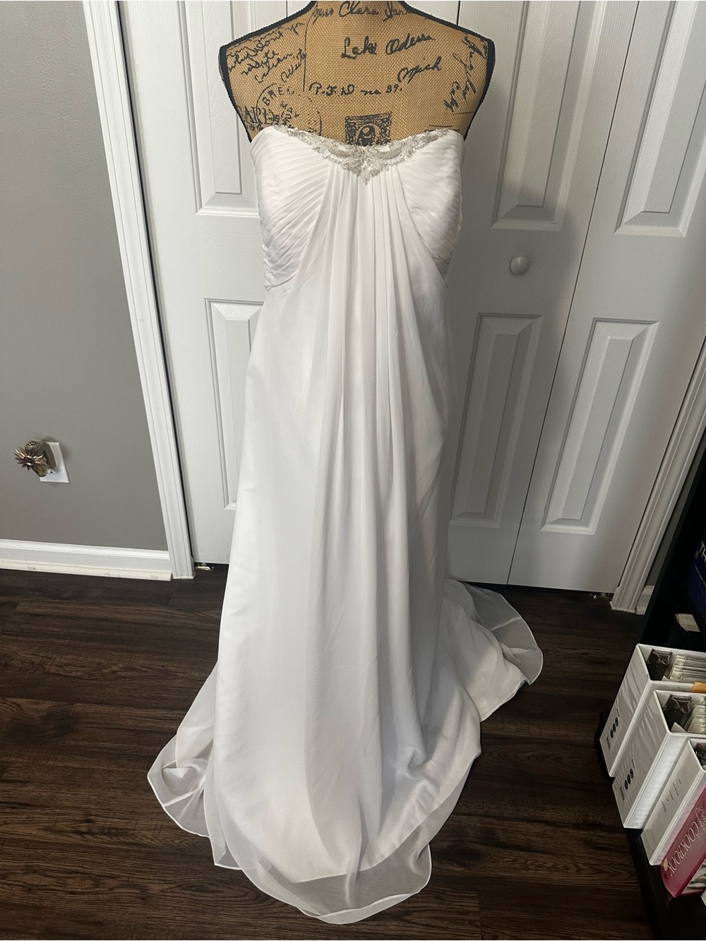 BNWT David’s Bridal White Strapless Wedding Gown